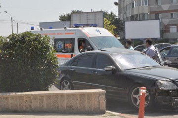 Lovită pe trecerea de pietoni de un şofer care a efectuat o manevră neglijentă
